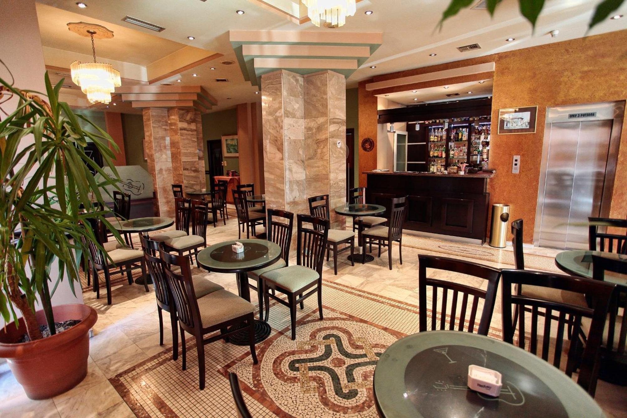 Hotel Regency Korça Exteriör bild
